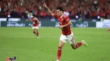 أشرف بن شرقي يحتفل برقص داخل غرفة خلع ملابس الأهلي بعد السوبر – فيديو